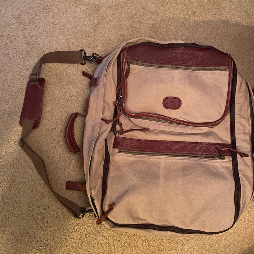 EUC Territory Ahead Convertible travel shoulder bag/backpack-many compartments!
